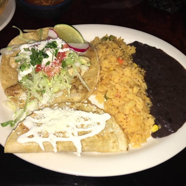 1 Quesadilla, 1 Taco (Pollo o Bistec), con Arroz y Frijoles Lunch Especial.
